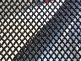 高网孔不锈钢网孔的主要特点是材质准确稳定，网面光滑洁净无污物